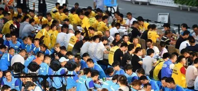 女骑手经济压力家庭责任平台规则_高管失业外卖女骑手暴增35%_开网约车也能送外卖