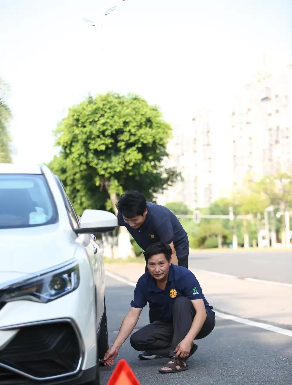 网约车司机十年如一日坚持风雨无阻送乘客_全国交通运输系统劳动模范罗理晖事迹_最牛网约车司机